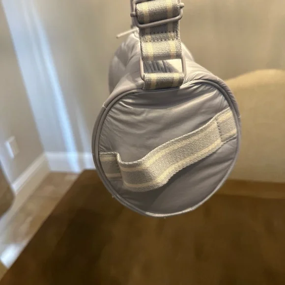 Victoria's Secret Pink‎ Mini Barrel Puffer Crossbody Bag Hydrangea Blue NWT - Picture 3 of 7